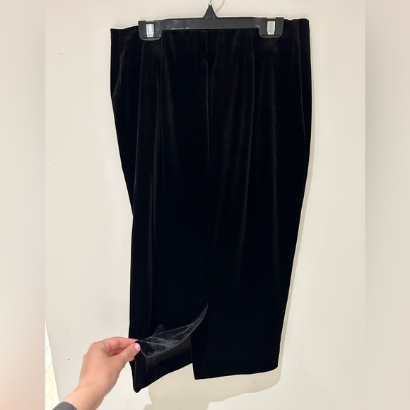 Velvet pencil skirt - Picture 2 of 3